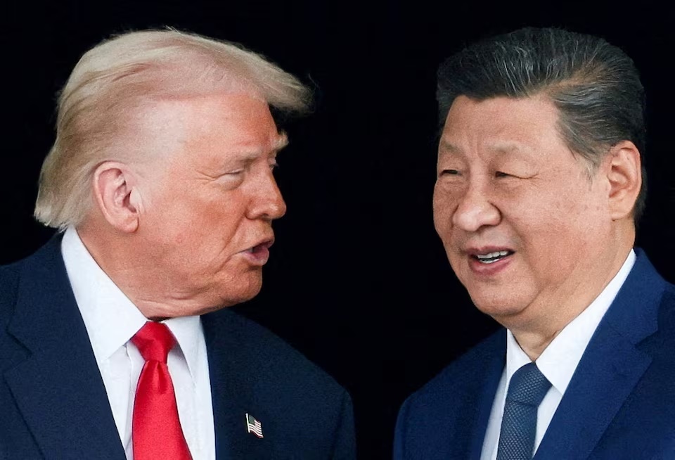  U.S. President Donald Trump and Chinese President Xi Jinping talk as they leave after a bilateral meeting at Gimhae International Airport, on the sidelines of the Asia-Pacific Economic Cooperation (APEC) summit, in Busan, South Korea, October 30, 2025. REUTERS/Evelyn Hockstein/File Photo