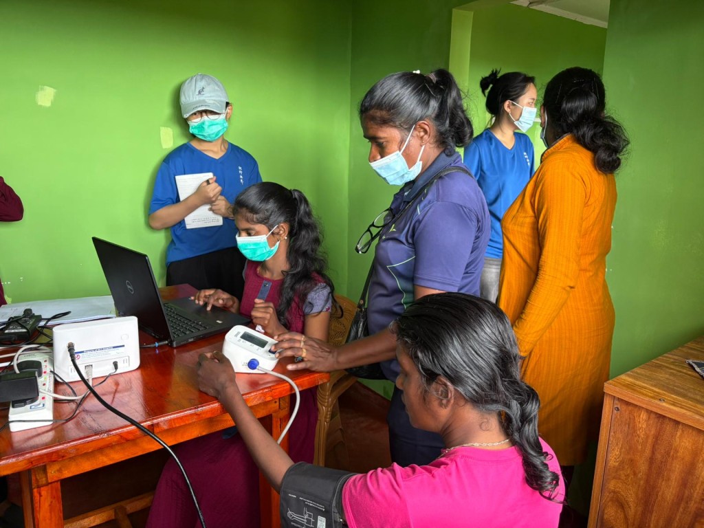 Residents in remote villages of Haputale, Sri Lankan using telemedicine software developed by HKUST students. (Photo: HKUST)