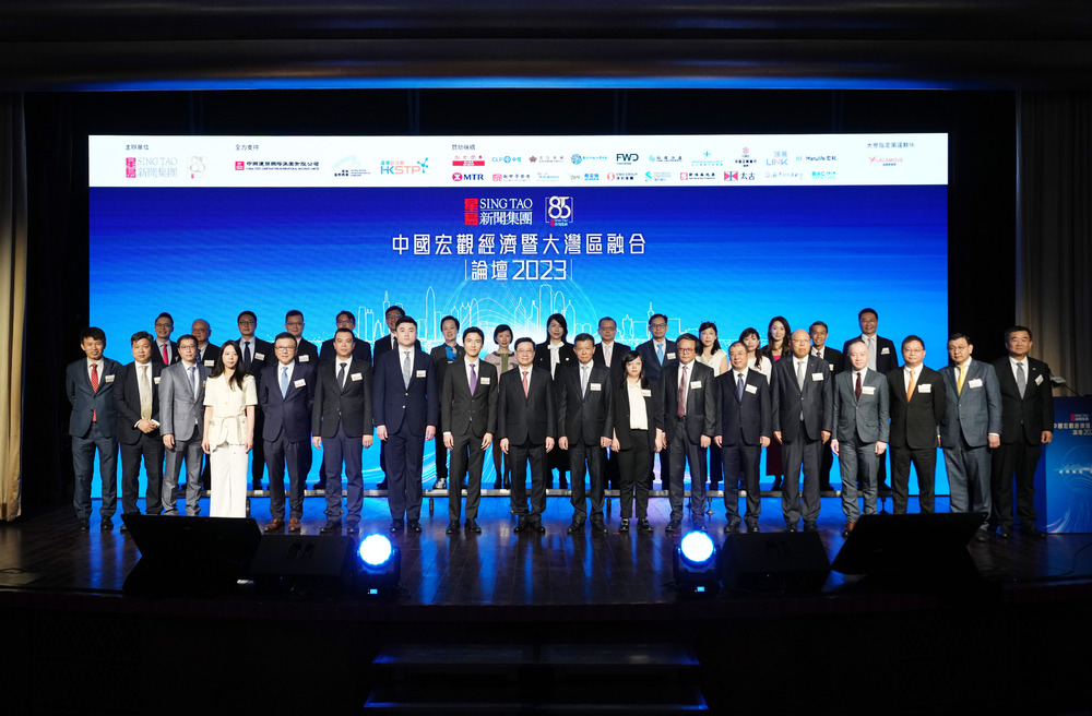 Surrounding John Lee are diverse professionals and Sing Tao News Corp executives led by co-chairmen Karson Choi and Kwok Ying-shing, vice chair and co-CEO Kwok Hiu-ting and co-CEO Cai Jin. SING TAO Surrounding John Lee are diverse professionals and Sing Tao News Corp executives led by co-chairmen Karson Choi and Kwok Ying-shing, vice chair and co-CEO Kwok Hiu-ting and co-CEO Cai Jin. SING TAO