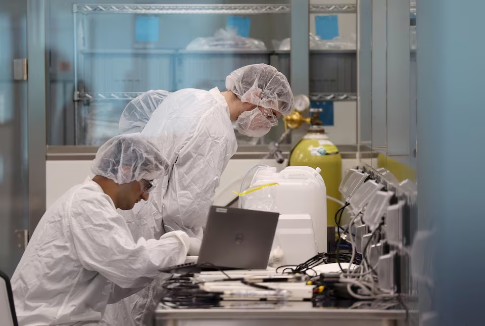 Employees train to be cell therapy specialists at Gilead unit Kite's manufacturing facility in Frederick Maryland, U.S., March 14, 2024. REUTERS/Leah Millis/File Photo 