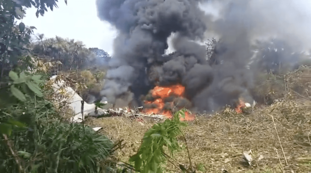 Imagem de feridos sendo transportados para hospitais locais