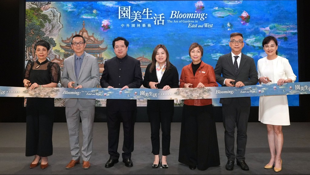 Rosanna Law, HKSAR Government Secretary for Culture, Sports and Tourism (centre); Wang Yuegong, Deputy Director of The Palace Museum (3rd left); Ann Kung, Deputy Chairman of IoP and Trustee of The Hong Kong Jockey Club Charities Trust (3rd right), and other guests officiate at the exhibition opening ceremony.  