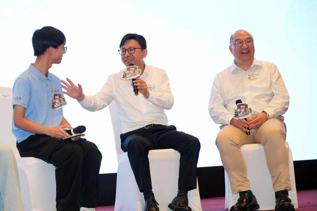 Chris Sun, Secretary for Labour and Welfare of the HKSAR Government (centre); and Raymond Tam, the Club’s Executive Director, Corporate Affairs (right), engage with mentees during the dinner. Chris Sun, Secretary for Labour and Welfare of the HKSAR Government (centre); and Raymond Tam, the Club’s Executive Director, Corporate Affairs (right), engage with mentees during the dinner.