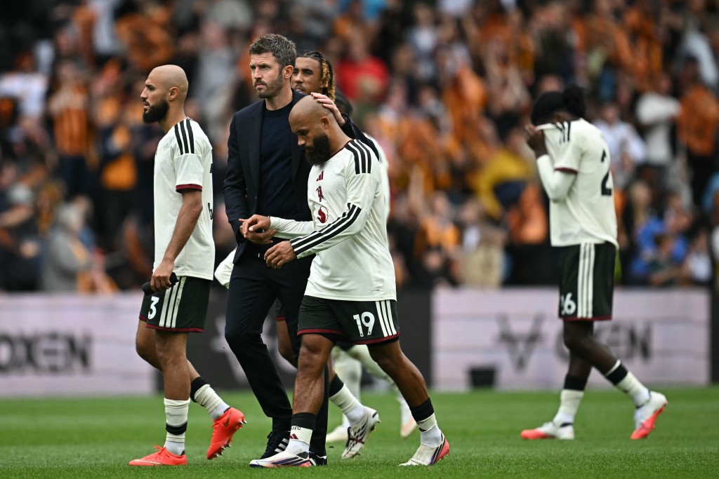 Manchester United's English head coach Michael Carrick (2nd left) and his players react to their defeat on the pitch after the English Premier League football match between Hull City and Manchester United at the MKM Stadium in Kingston upon Hull, eastern England on August 22, 2026. (AFP)