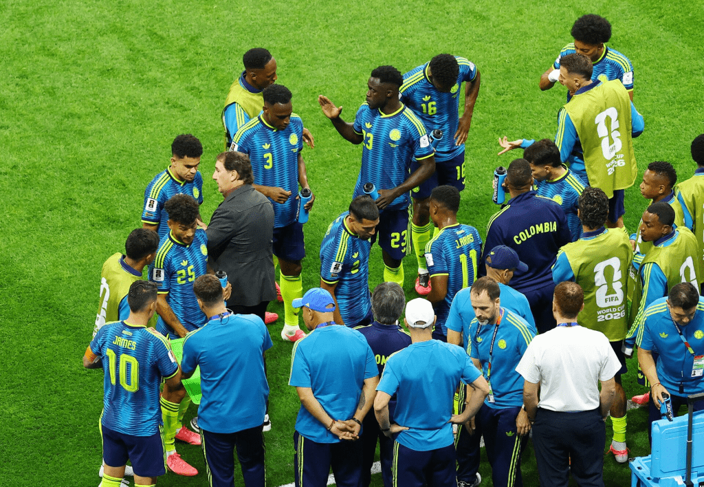 Soccer Football - FIFA World Cup 2026 - Group K - Uzbekistan v Colombia - Estadio Azteca, Mexico City, Mexico - June 17, 2026 Colombia coach Nestor Lorenzo gives instructions to his players during a hydration break REUTERS/Henry Romero