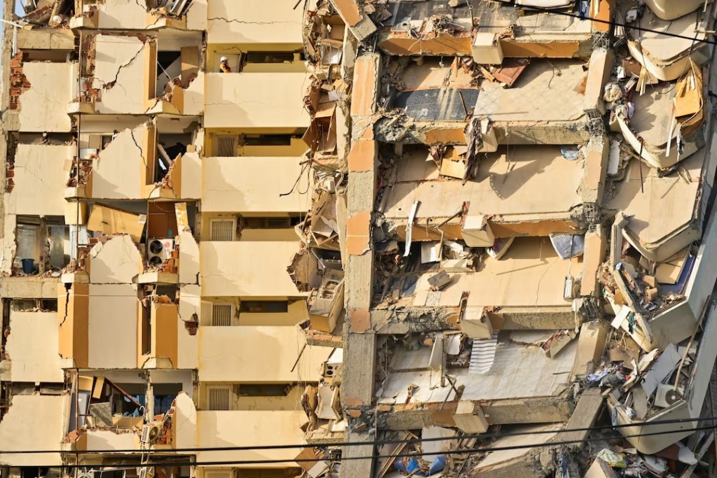 Collapsed buildings in the aftermath of earthquakes in La Guaira, Venezuela, June 25, 2026. REUTERS/Maxwell Briceno 