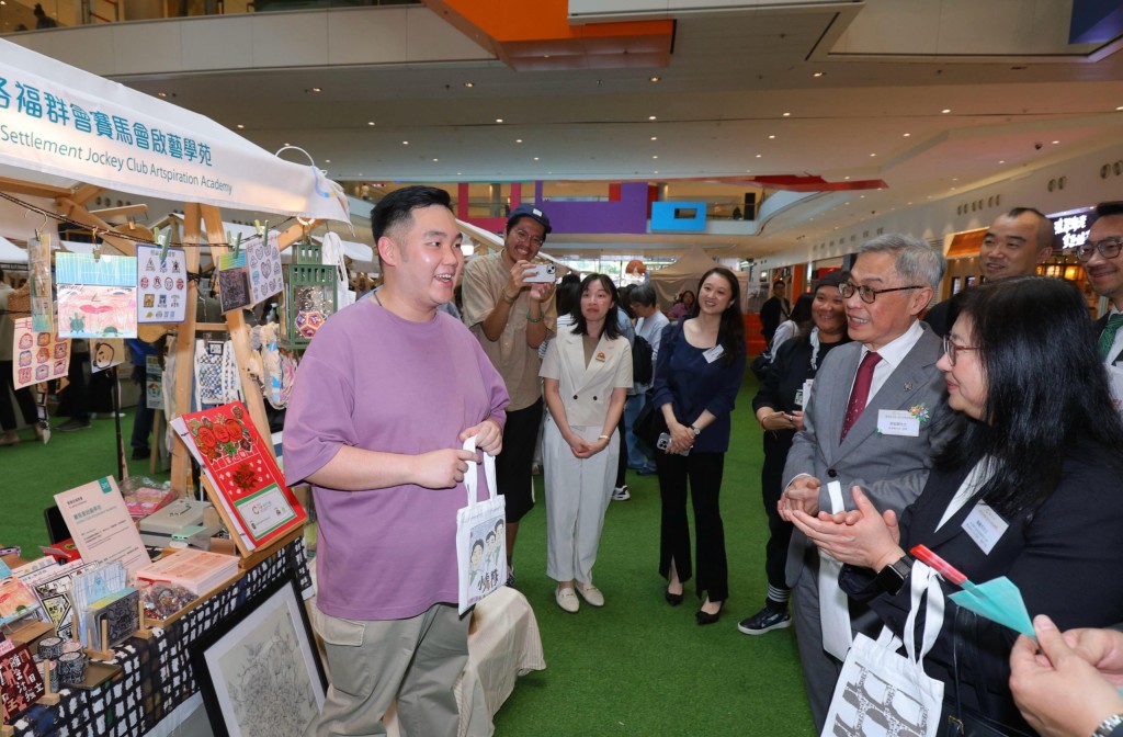 Club Steward Jackson Woo (2nd right) and other guests visit the market fair and interact with participating PWDs