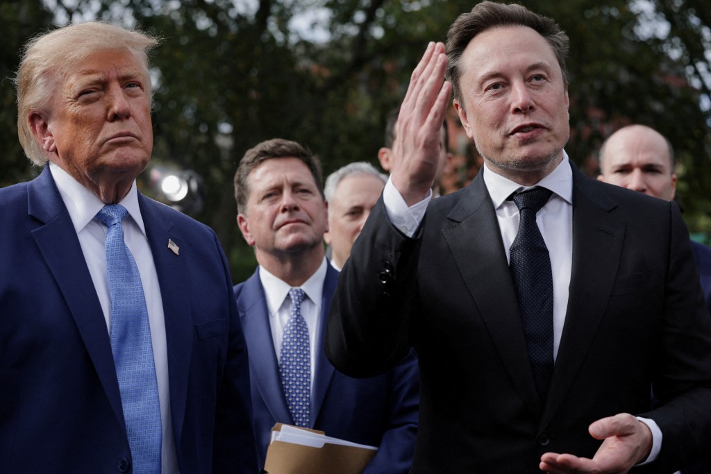 Donald Trump and Elon Musk speak to the media at the White House driveway, September 29, 2026. REUTERS/Jonathan Ernst