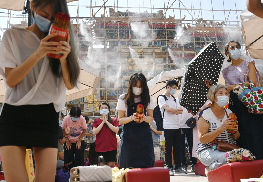 Believers gather at the Taoist temple in Wong Tai Sin, which had been closed for some two months. SING TAO Believers gather at the Taoist temple in Wong Tai Sin, which had been closed for some two months. SING TAO