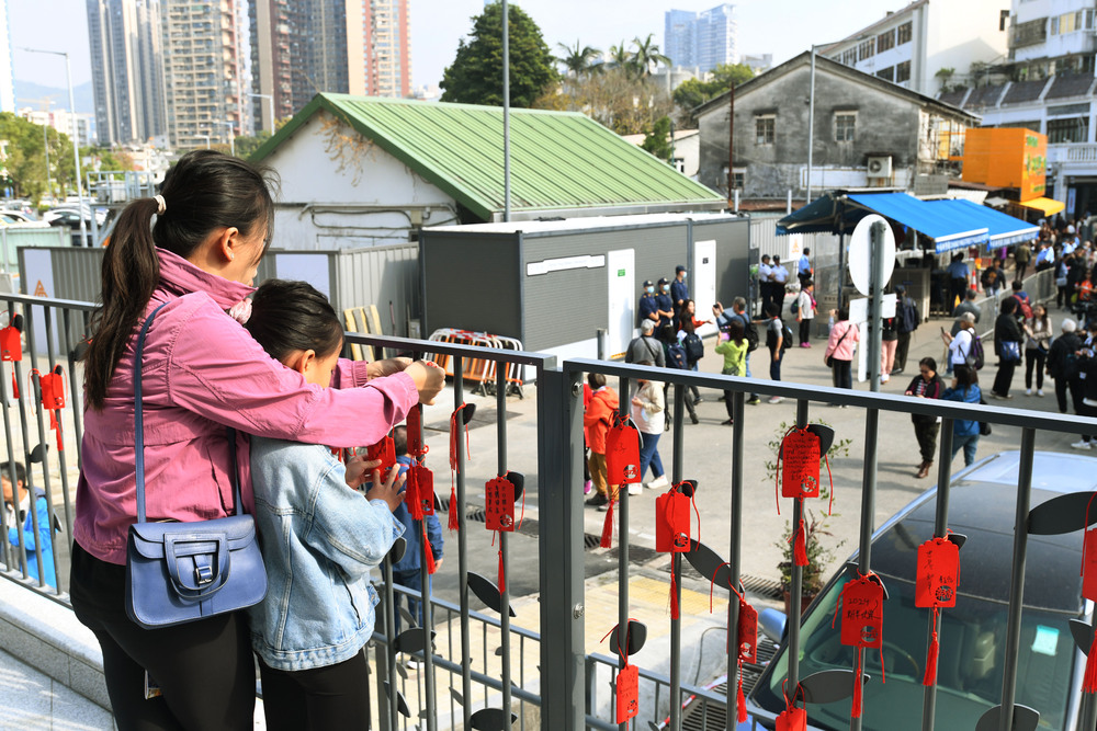Only up to 1,000 per day can visit the town. SING TAO Only up to 1,000 per day can visit the town. SING TAO