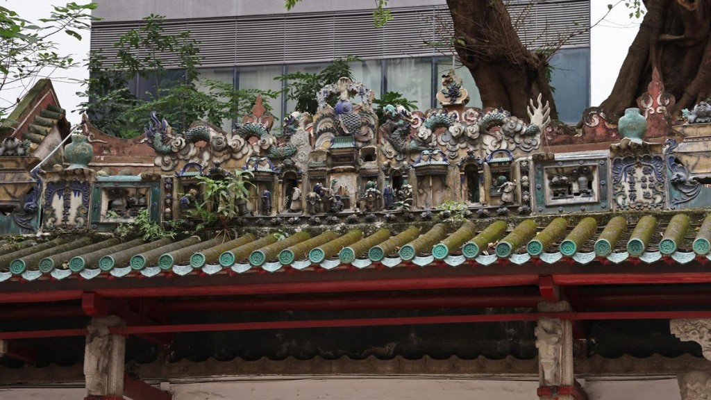 Photo shows Shiwan ceramic figurines on the ridge of the temple.