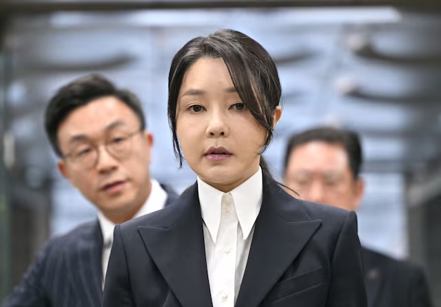 South Korea's former first lady Kim Keon Hee, wife of impeached former president Yoon Suk Yeol, arrives at a court to attend a hearing to review her arrest warrant requested by special prosecutors at the Seoul Central District Court, in Seoul, South Korea August 12, 2025. JUNG YEON-JE/Pool via REUTERS/ File Photo