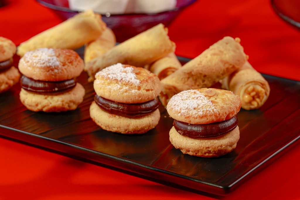 Mini Walnut Cake with Nutella Chocolate.