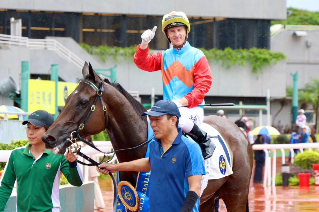 Zac Purton gives the thumbs up after Ka Ying Rising toyed with rivals in the Chief Executive's Cup (Sing Tao) 