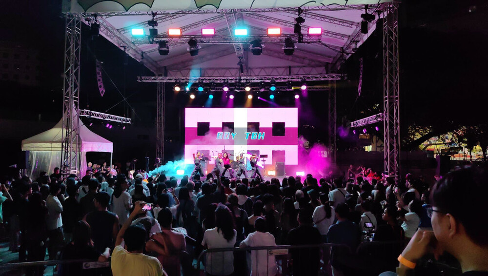 Jasmine Yen performed at Majulah Music Night in Singapore.