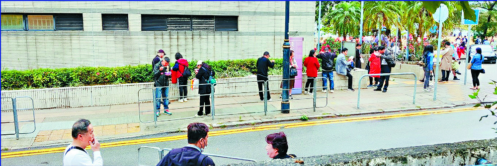 People eat cup noodles outside a public toilet in a photo circulating online that highlights calls for the tourism industry to focus on high-quality experiences. People eat cup noodles outside a public toilet in a photo circulating online that highlights calls for the tourism industry to focus on high-quality experiences.