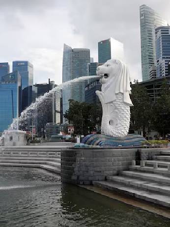 A water feature is seen in an empty Merlion Park, as tourism braces for a steep decline following the outbreak of coronavirus disease (COVID-19) along Marina Bay in Singapore, March 26, 2020. REUTERS/Edgar Su