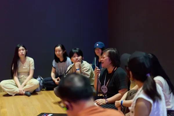 Pop-up Chats by M+ staff and guides.