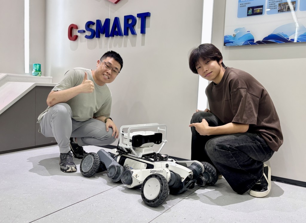 Mentees showed keen interest in the realtime monitoring patrol “robot dog” at Central Yards. Henderson Land.