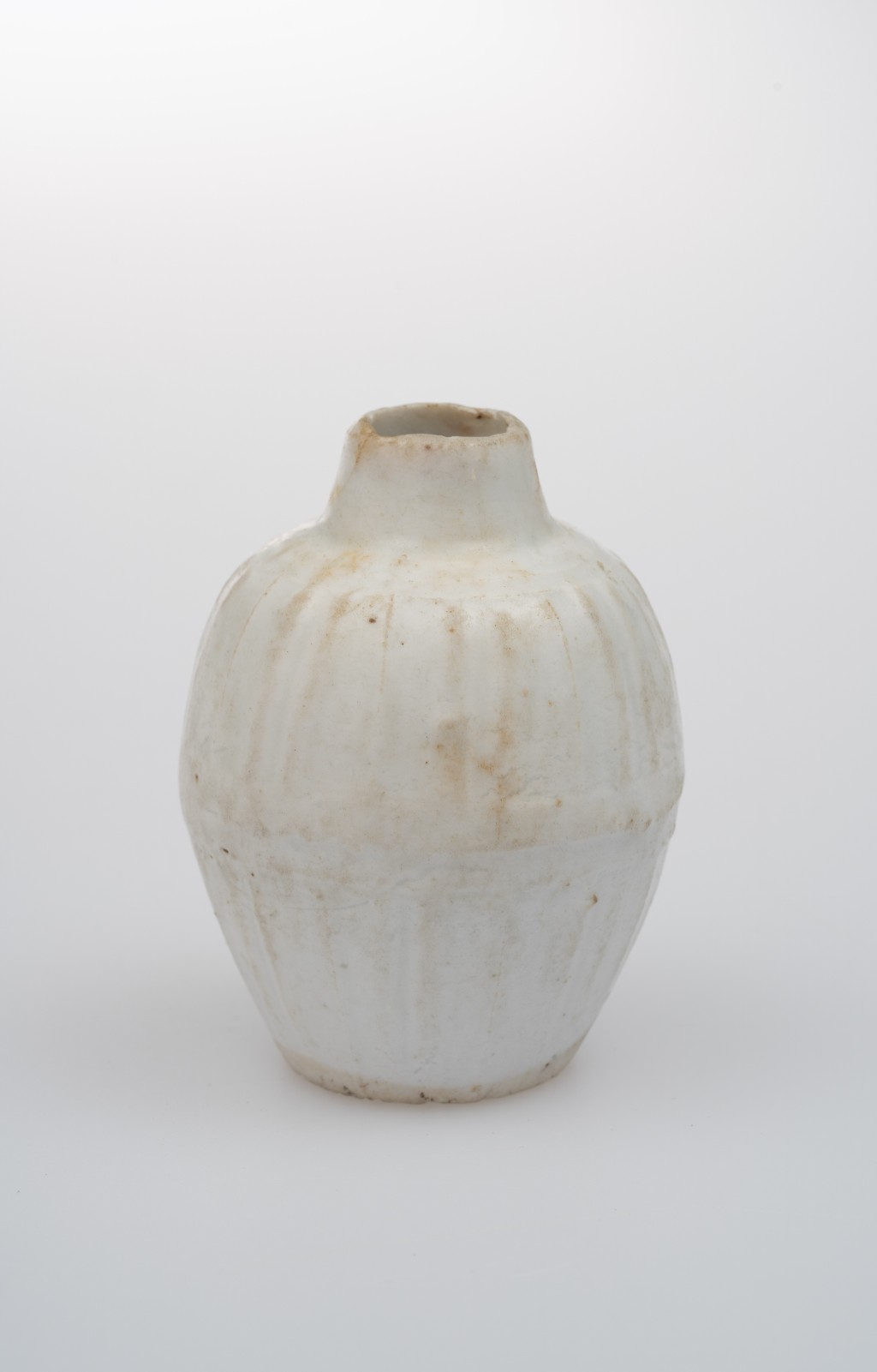 Faceted jarlet with white glaze. (CUHK)
