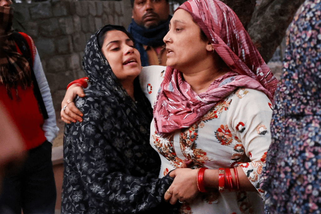 Relatives of Mohsin, who died in a deadly explosion near the historic Red Fort in the old quarters of Delhi, mourn outside a mortuary at a hospital, in Delhi, India, November 11, 2025. REUTERS/Anushree Fadnavis 