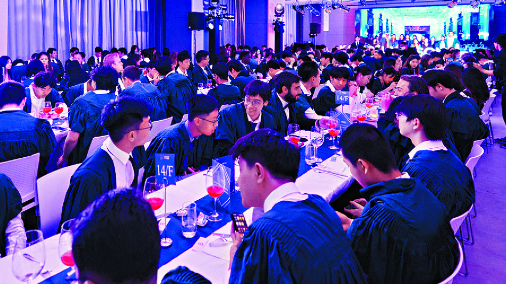 Students listen to Karson Choi’s remarks at the high table dinner.