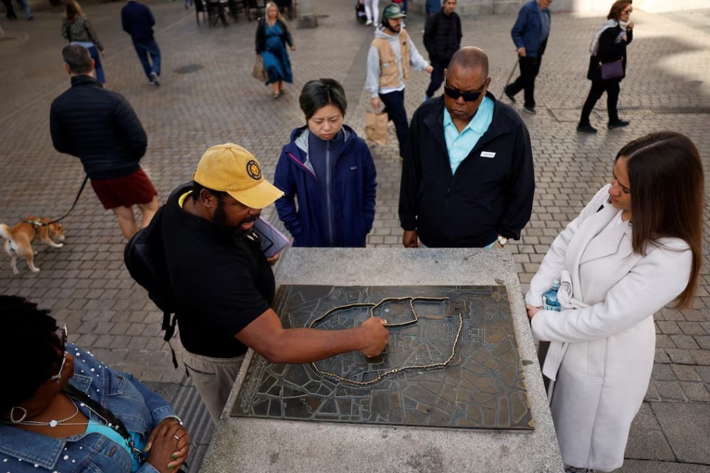  Tour guide Kwame Ondo of AfroIberica Tours talks during a tour to address Spain’s colonial and slavery past in Madrid, Spain, October 28, 2025. REUTERS/Susana Vera