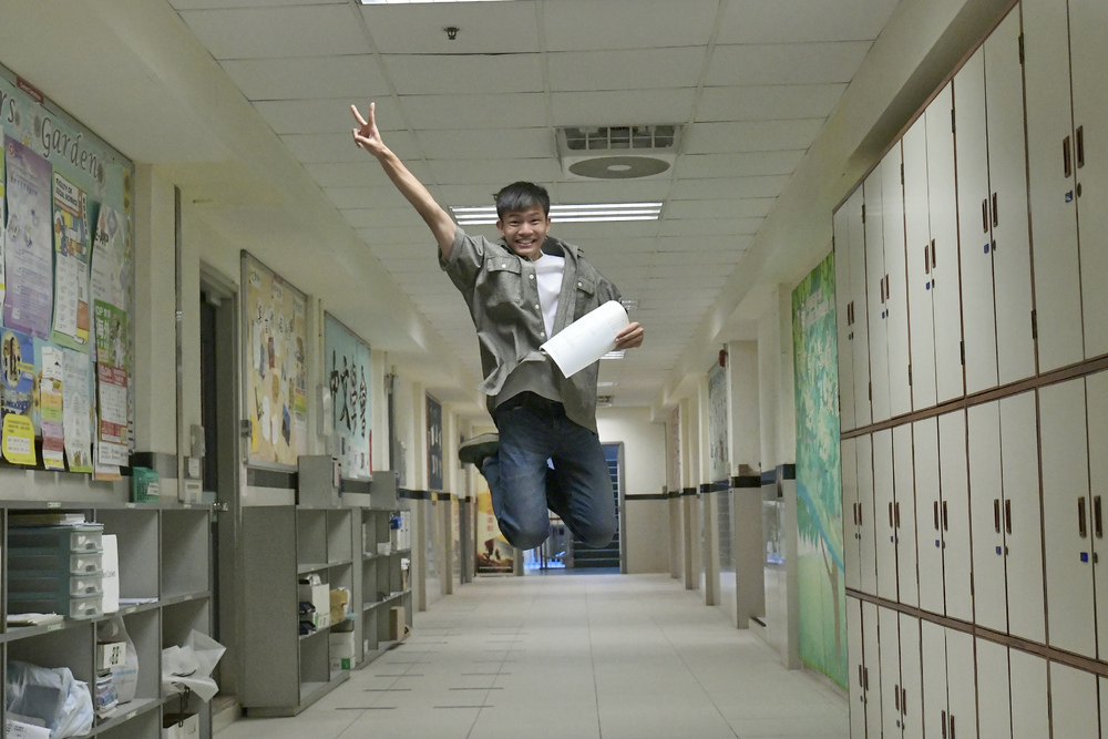 Ian Chiu says dancing helped him become a super scorer – a status he shares with Emily Chan, below left, and Serena Yu, below right. Top scorers too are Sunny Ching, far right in a selfie, Lee Cheuk-Lam and Martin Leung. SING TAO