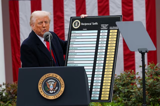 U.S. President Donald Trump delivers remarks on tariffs in the Rose Garden at the White House in Washington, D.C., U.S., April 2, 2025. REUTERS/Carlos Barria 