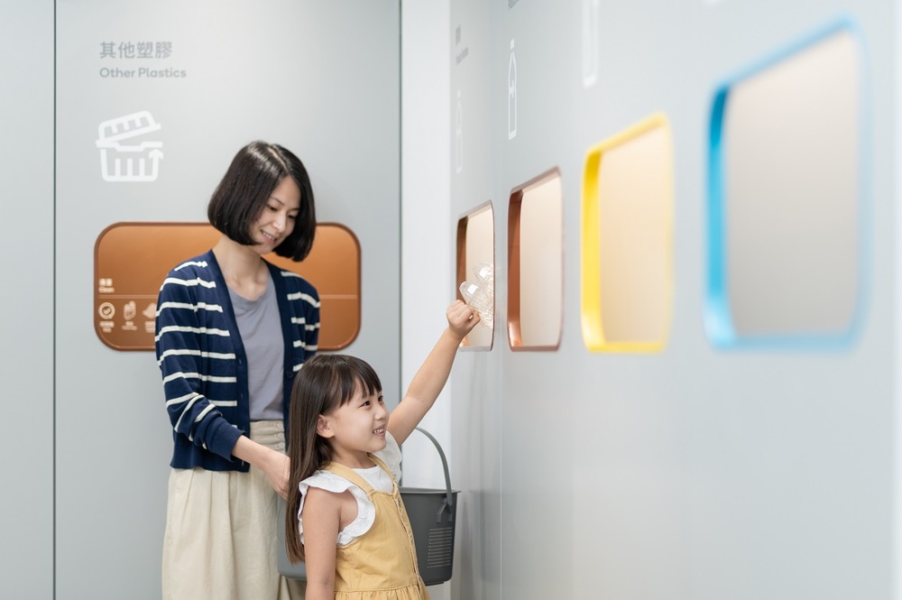 GREEN@COMMUNITY is a city-wide network that enables the public to recycle conveniently. 