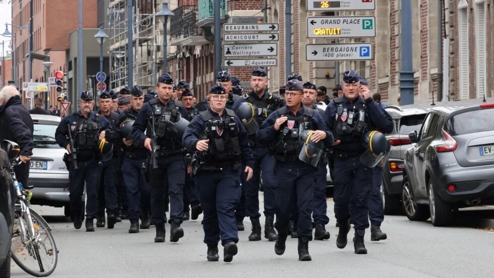 CRS riot police arrive to cordon off an area near the Gambetta high school in Arras, northeastern France on October 13, 2023, after a teacher was killed and two other people severely wounded in a knife attack. © Denis Charlet, AFP CRS riot police arrive to cordon off an area near the Gambetta high school in Arras, northeastern France on October 13, 2023, after a teacher was killed and two other people severely wounded in a knife attack. © Denis Charlet, AFP