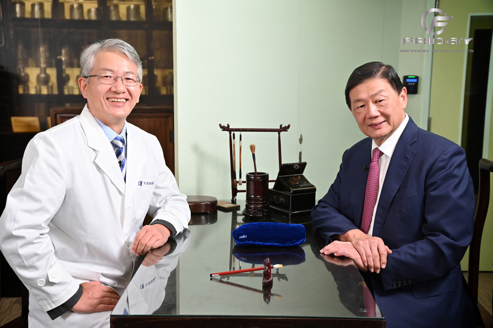 Professor Bian Zhaoxiang (L), the Associate Vice President of Hong Kong Baptist University, with host Herman Hu. Professor Bian Zhaoxiang (L), the Associate Vice President of Hong Kong Baptist University, with host Herman Hu.