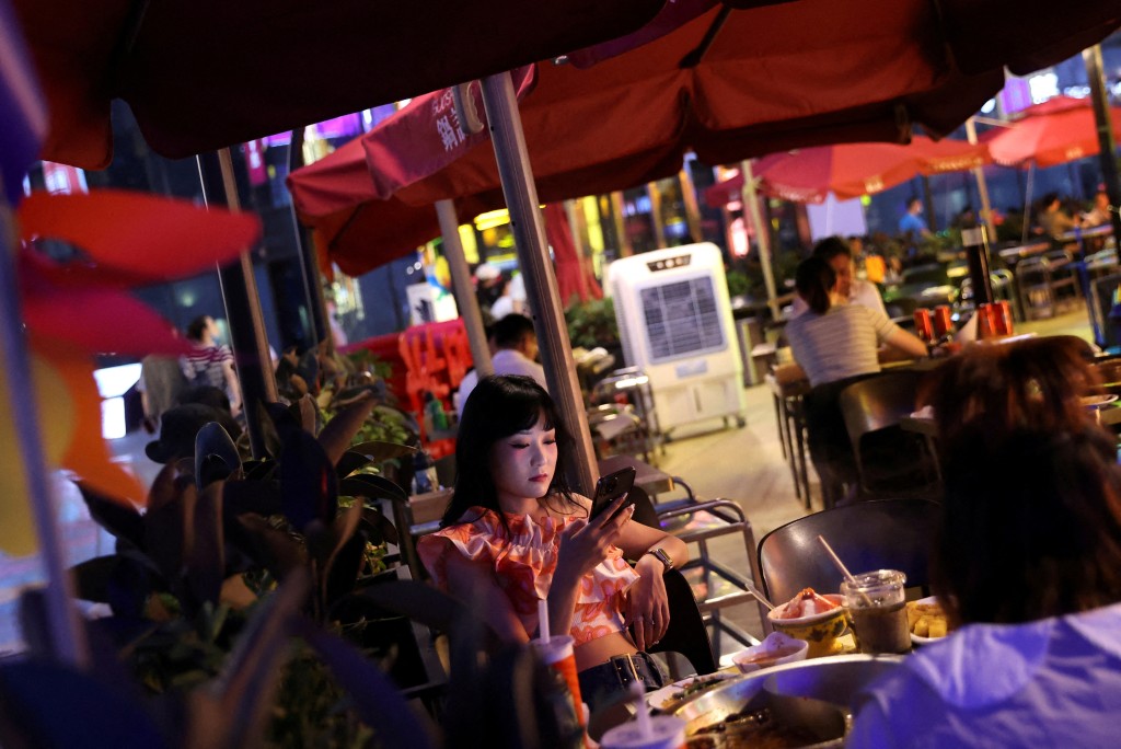 Customers dine at a restaurant in a shopping area of Beijing, China July 25, 2022. REUTERS/Tingshu Wang