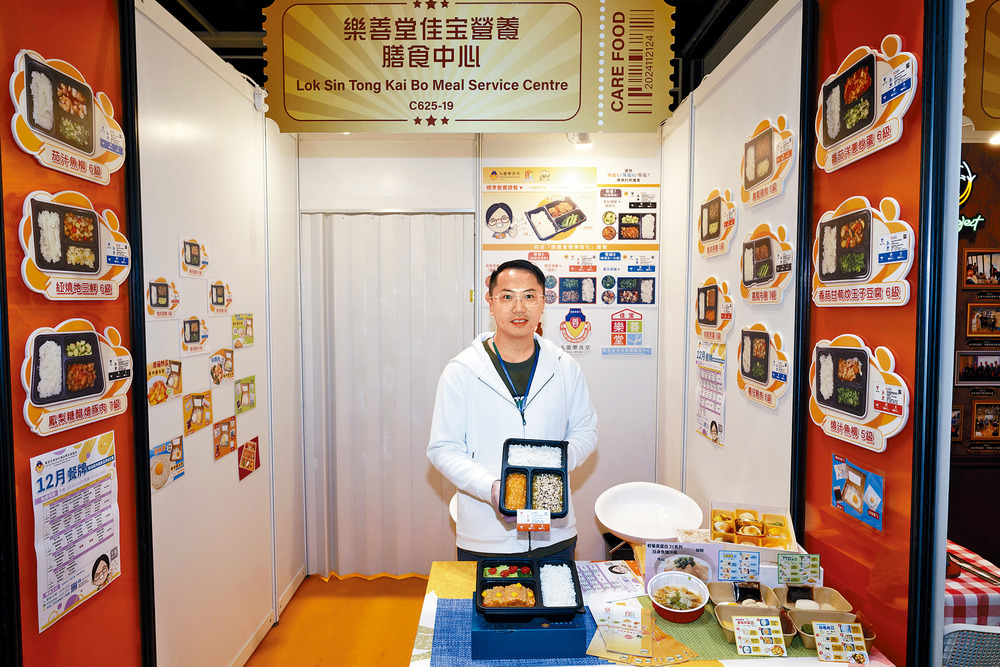 Lau Wan-yuk from the Lok Sin Tong Benevolent Society, Kowloon, said that by cutting the food into small pieces, they make it easier for the elderly to eat and engage in chewing action.