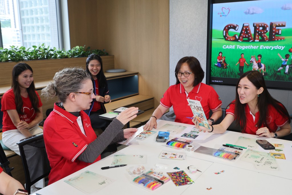 With Dragon Boat Festival approaching, Club Chief Transformation Officer, Sarena Lin (2nd right) write greeting cards with volunteers to send festive blessings to the elderly. With Dragon Boat Festival approaching, Club Chief Transformation Officer, Sarena Lin (2nd right) write greeting cards with volunteers to send festive blessings to the elderly.