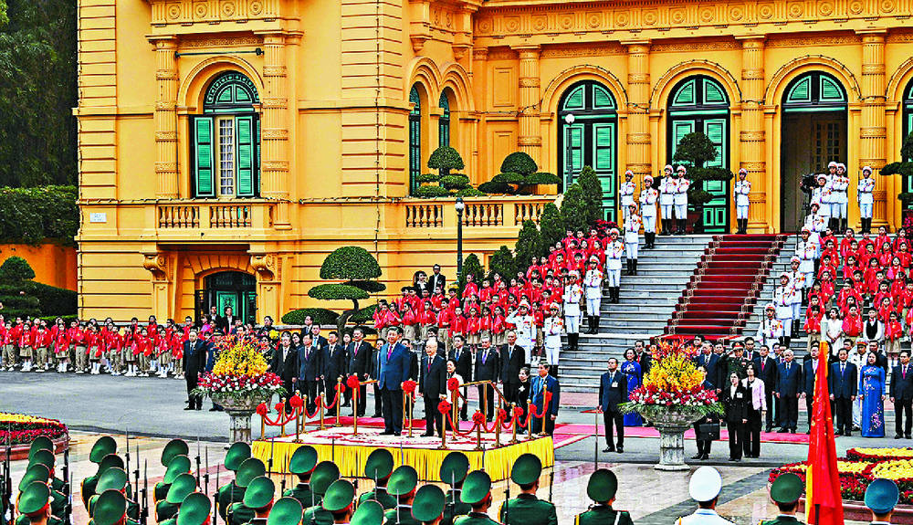 Xi Jinping and Peng Liyuan get a red-carpet welcome by Nguyen Phu Trong and his wife Ngo Thi Man at the presidential palace. Xi Jinping and Peng Liyuan get a red-carpet welcome by Nguyen Phu Trong and his wife Ngo Thi Man at the presidential palace.