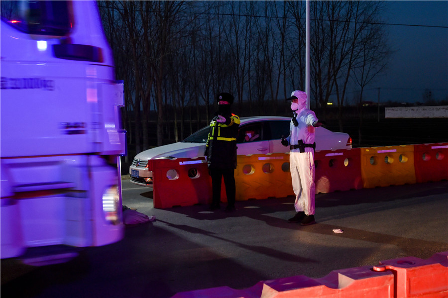 Workers stop a vehicle at an expressway check point in the Gaocheng district of Shijiazhuang, the capital of Hebei province on the night of January 5, 2021. Gaocheng district in Shijiazhuang has been declared a high-risk area for the new coronavirus infections in the mainland. Workers stop a vehicle at an expressway check point in the Gaocheng district of Shijiazhuang, the capital of Hebei province on the night of January 5, 2021. Gaocheng district in Shijiazhuang has been declared a high-risk area for the new coronavirus infections in the mainland.