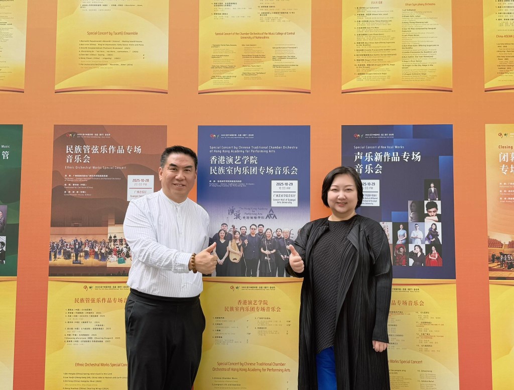 Kenny Koo (left) and Zhang Chongxue in Nanning supporting the students.