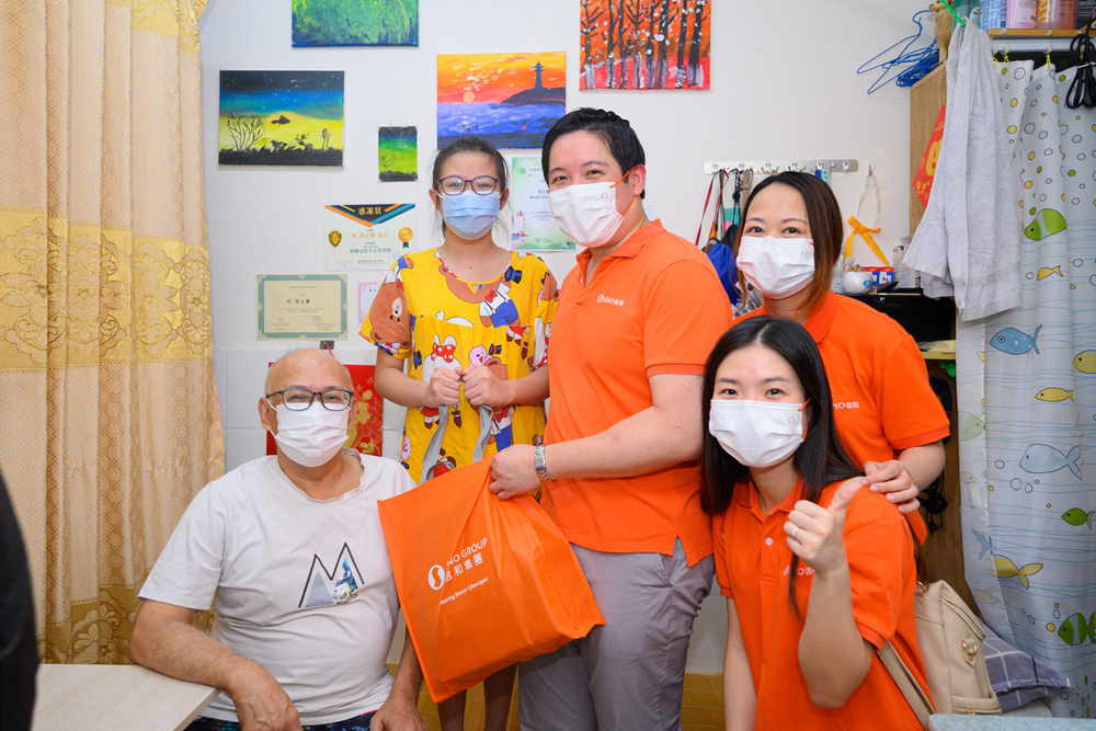 Volunteers distribute gift packs to less-resourced families to spread festive joy and blessings. Volunteers distribute gift packs to less-resourced families to spread festive joy and blessings.