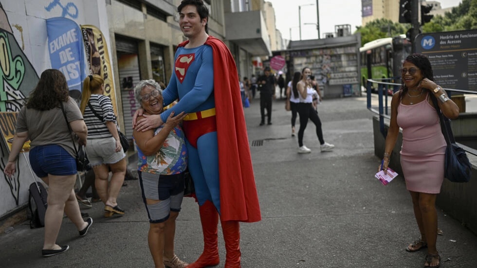 Leonardo Muylaert, 36, known as the Brazilian Superman, poses for a picture with a woman at the Saens Pena Square in the Tijuca neighborhood in Rio de Janeiro © MAURO PIMENTEL / AFP Leonardo Muylaert, 36, known as the Brazilian Superman, poses for a picture with a woman at the Saens Pena Square in the Tijuca neighborhood in Rio de Janeiro © MAURO PIMENTEL / AFP
