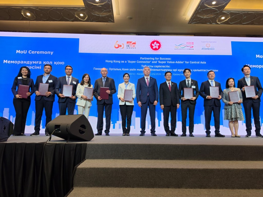 Chief Executive John Lee Ka-chiu((5th right) and Sing Tao News Corporation Chairman Karson Choi Ka Tsan(4th right)