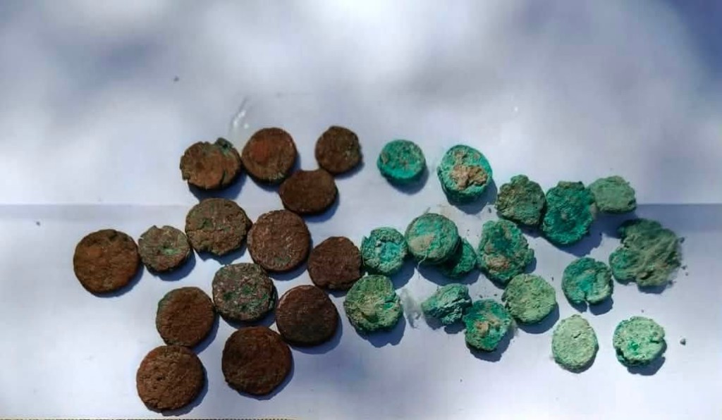 The unearthed bronze and gold coins. (Ministry of Tourism and Antiquities' facebook page) The unearthed bronze and gold coins. (Ministry of Tourism and Antiquities' facebook page)