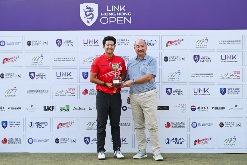Raymond Tam (right) presented The Hong Kong Jockey Club Cup to the tournament’s Low Hong Kong Amateur Player Markus Lam.