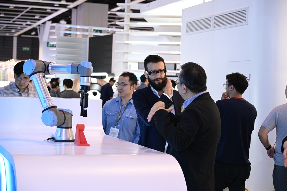 ASTRI’s exhibition showcases digital twin robotic arms.