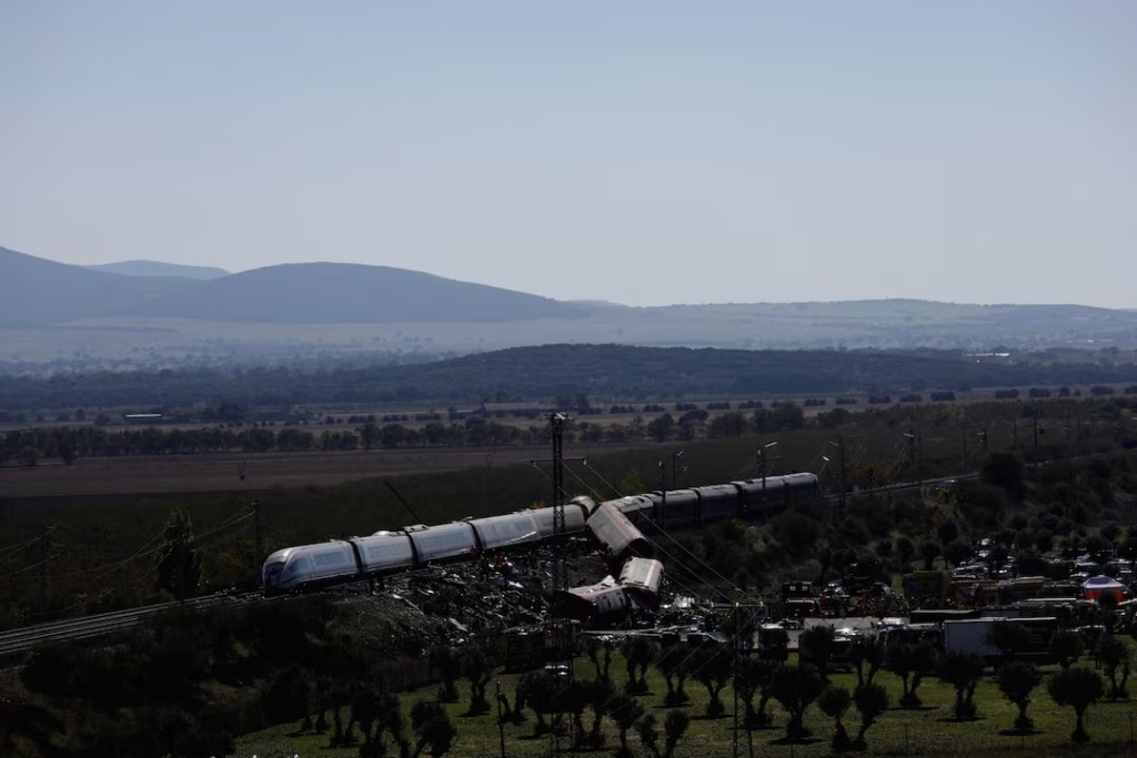 Rescue personnel work at the site of the collision of two high-speed trains between the towns of Mora and Orgaz, near Toledo, Spain, October 28, 2026. REUTERS/Violeta Santos Moura