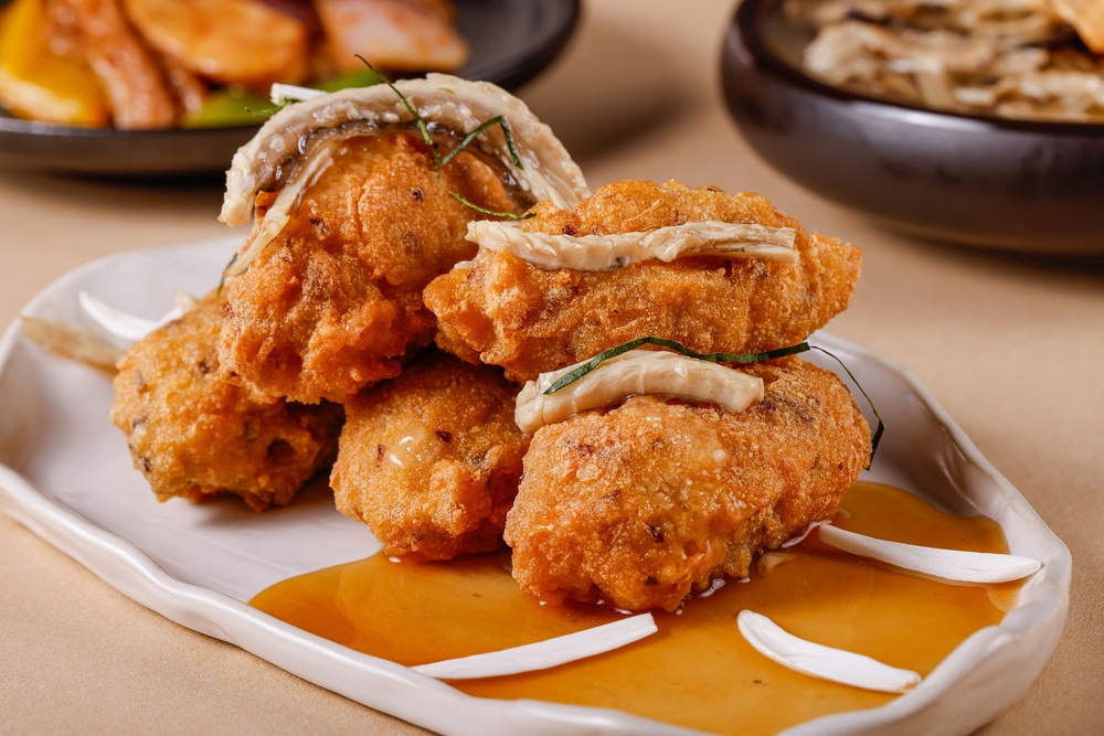 A modern twist on a classic Cantonese dish, the crispy fried tofu is like a thin coat of glittering gold, while snake meat and tangerine peel elevates the dish to another level.