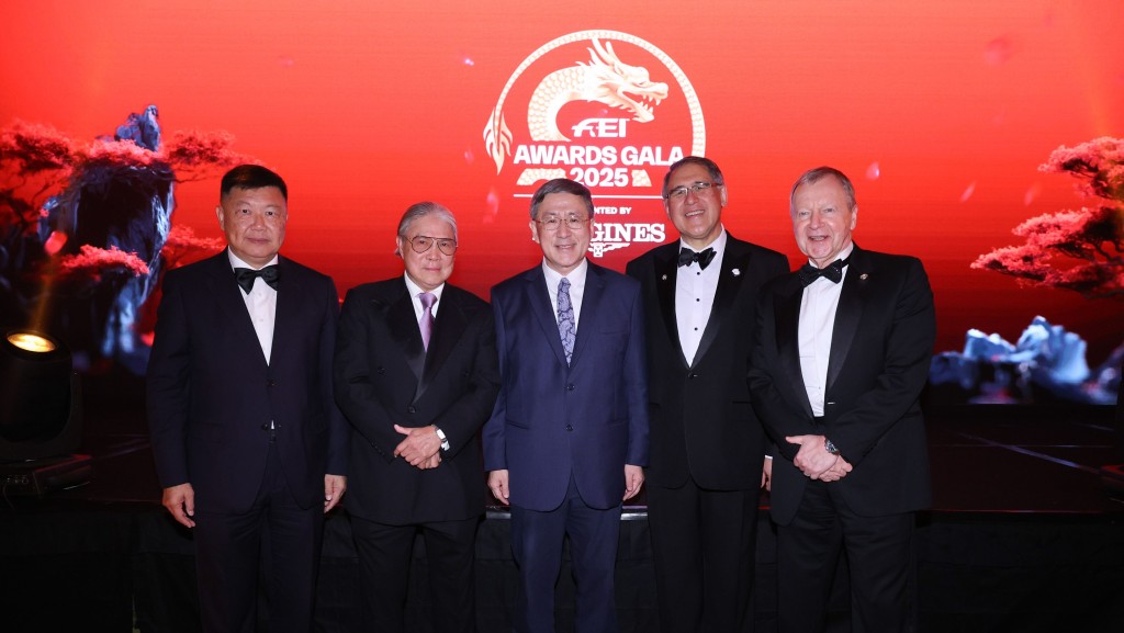 Cheuk Wing-hing, HKSAR Deputy Chief Secretary for Administration (centre); Lester Huang, Deputy Chairman of The Hong Kong Jockey Club and President of the Equestrian Federation of Hong Kong, China (2nd right); Winfried Engelbrecht-Bresges, CEO of The Hong Kong Jockey Club (1st right); Timothy Fok, President of the Sports Federation & Olympic Committee of Hong Kong, China (SF&OC) (2nd left); and Edgar Yang, Honorary Secretary General of SF&OC (1st left) attended the FEI Awards Gala last Friday.