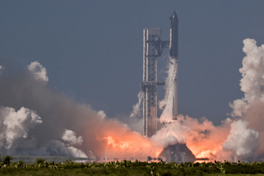 A SpaceX Super Heavy booster carrying the Starship spacecraft lifts off on its 12th test flight at Starbase, Texas, U.S., May 22, 2026. REUTERS/Steve Nesius/File Photo