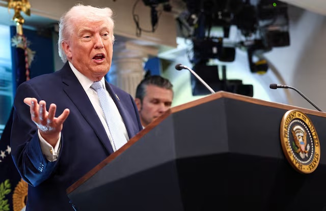 U.S. President Donald Trump, flanked by Secretary of Defense Pete Hegseth, speaks during a press conference in the James S. Brady Press Briefing Room at the White House in Washington, D.C., U.S., April 6, 2026. REUTERS/Kevin Lamarque/File Photo 