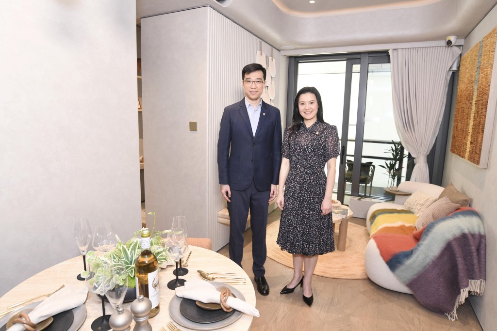  From left: Kong Jian and Cen Feifei.